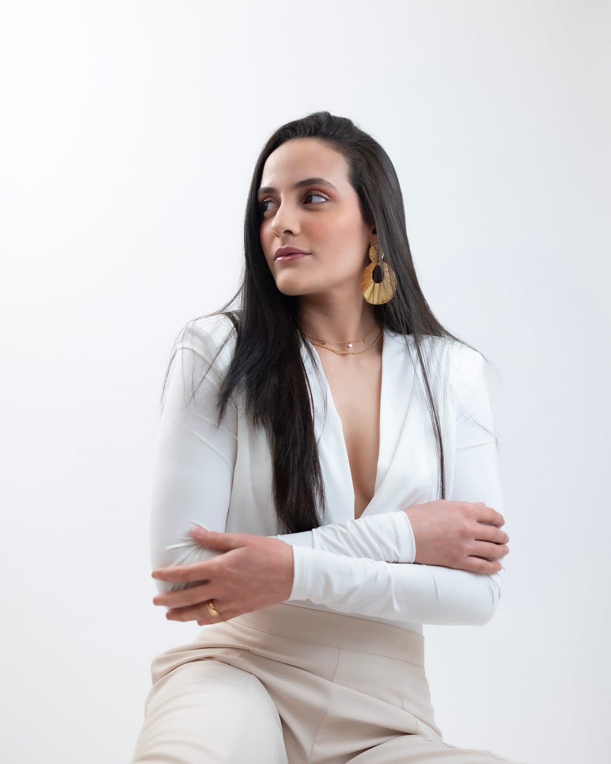 Retrato de marca personal, blazer blanco sobre fondo neutro