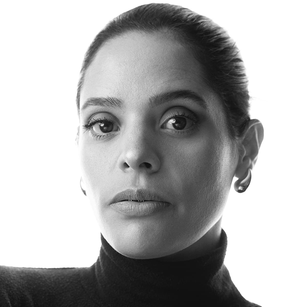 Retrato de marca personal en blanco y negro, mirada frontal directa