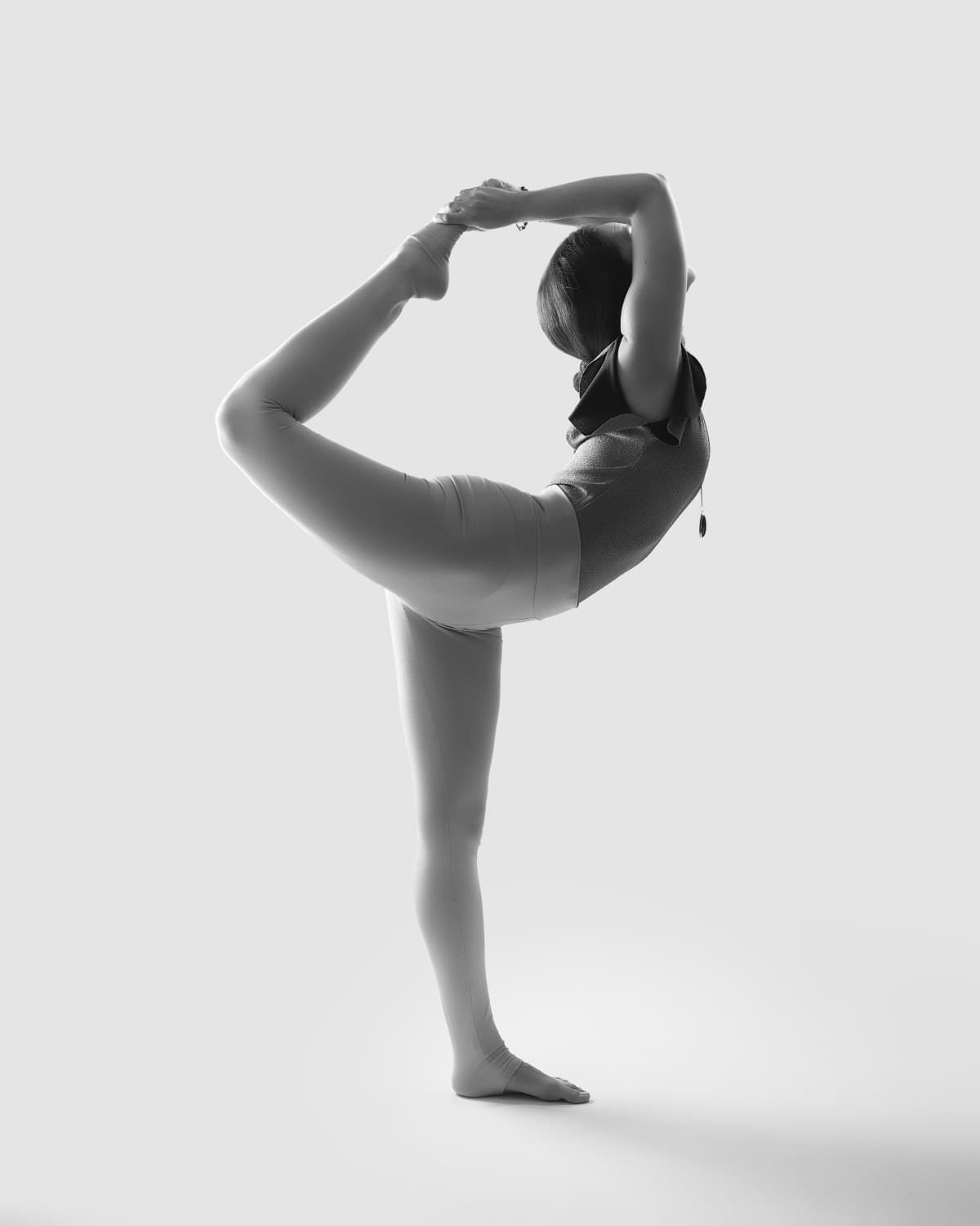 Retrato de yoga en blanco y negro, perfil en postura de perro boca arriba