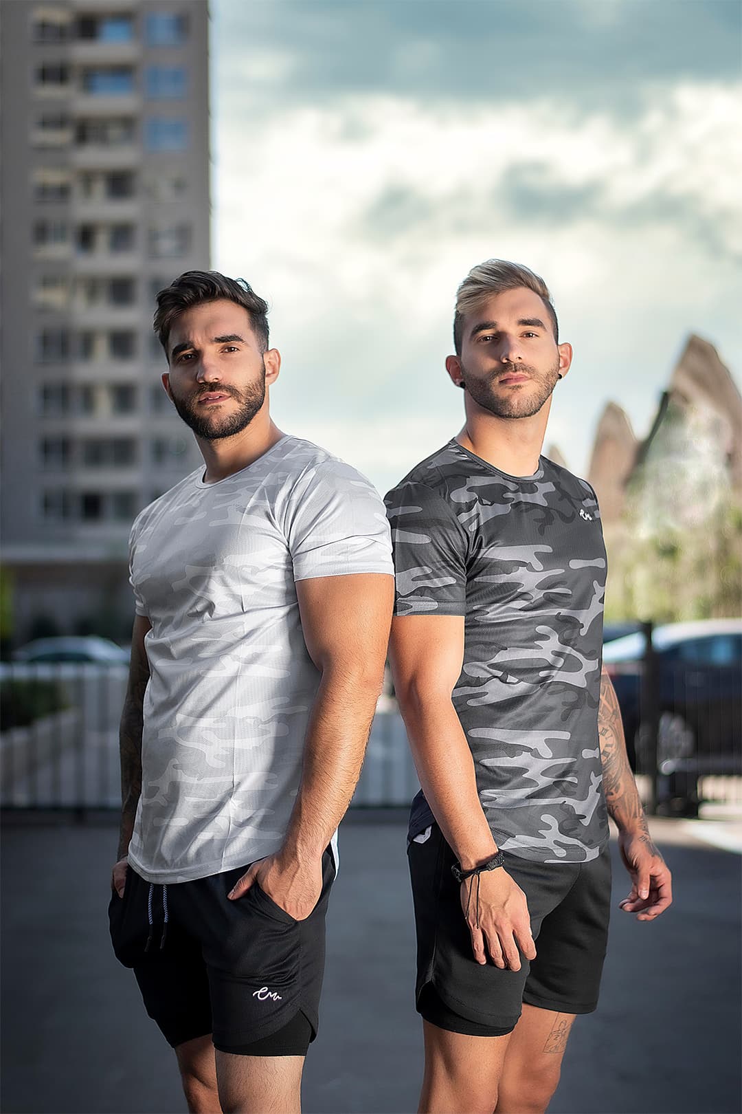 Retrato comercial fitness de dos modelos varones, ropa deportiva de la marca, fondo urbano