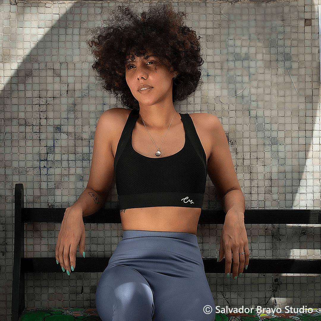 Retrato comercial exterior en un parque, luz natural cálida